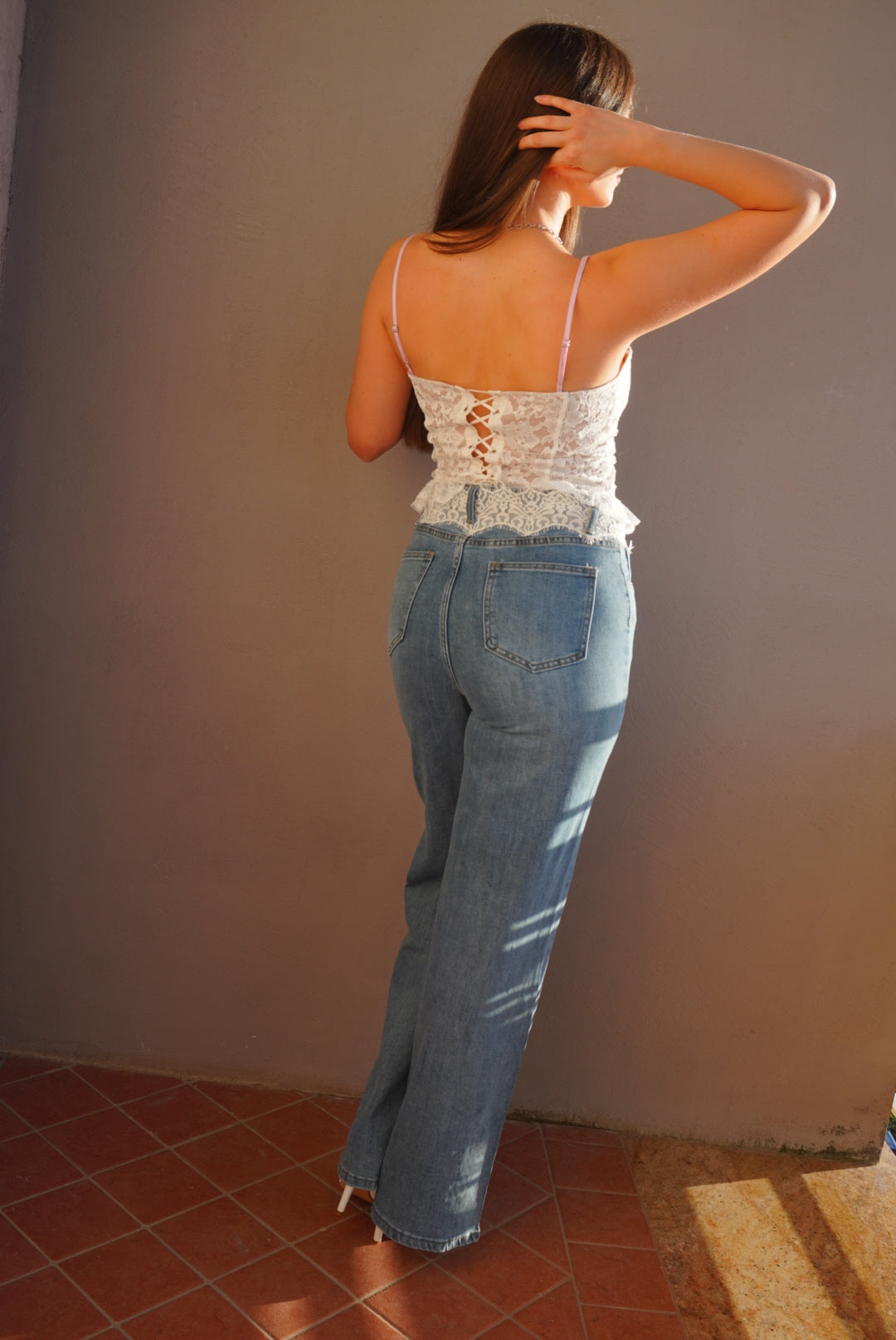 Jeans lavaggio chiaro merlettato con brillantini