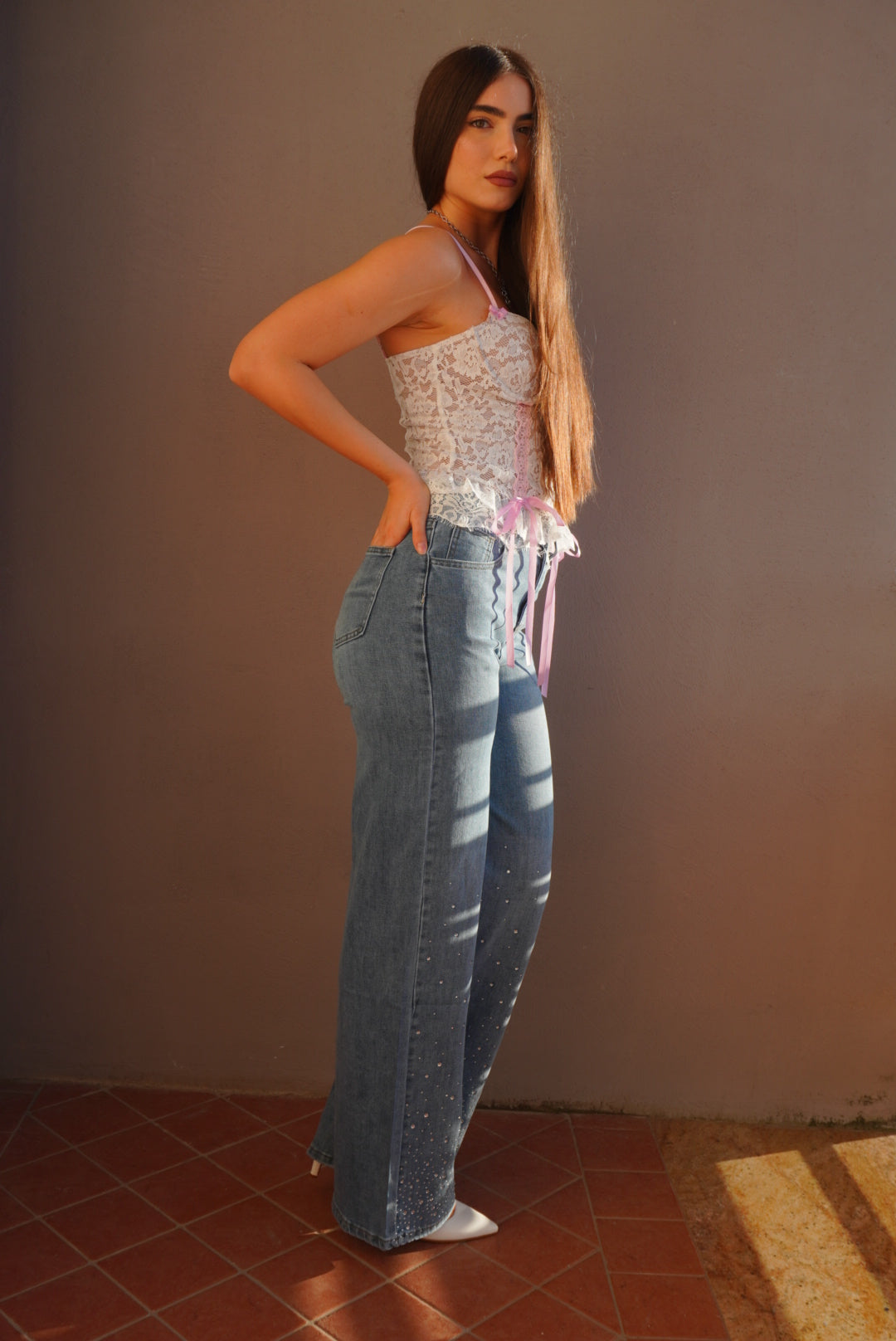 Jeans lavaggio chiaro merlettato con brillantini